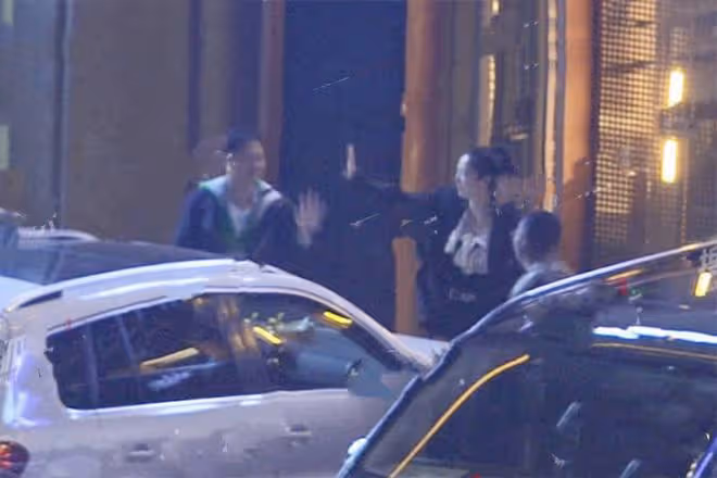 新戀情?董璇和男友人聚餐結束牽手走出,神情嬌羞擁抱不舍告別