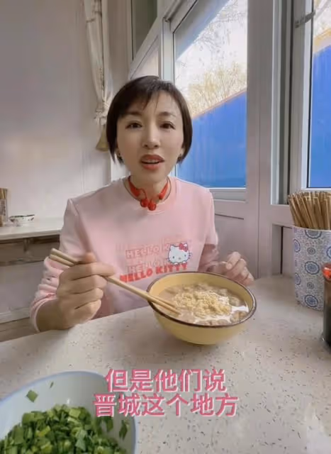曝新聞聯播主持歐陽夏丹離職,旅遊現身簡陋麵館,採訪老闆遭無視