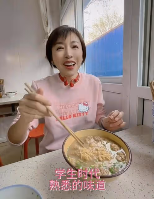 曝新聞聯播主持歐陽夏丹離職,旅遊現身簡陋麵館,採訪老闆遭無視