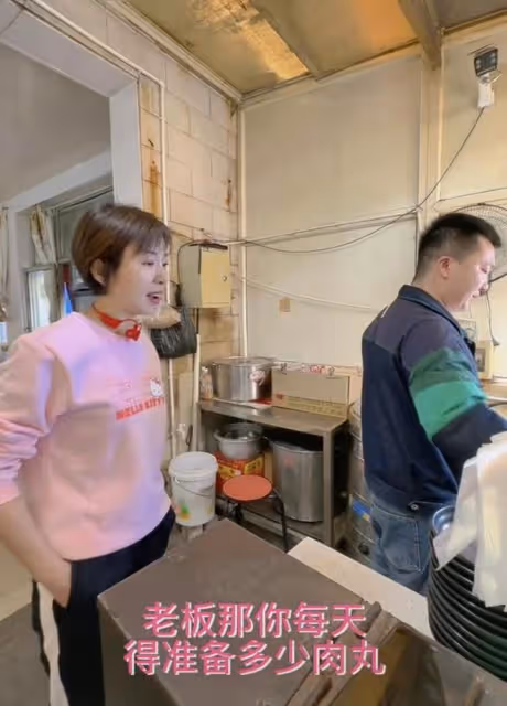 曝新聞聯播主持歐陽夏丹離職,旅遊現身簡陋麵館,採訪老闆遭無視