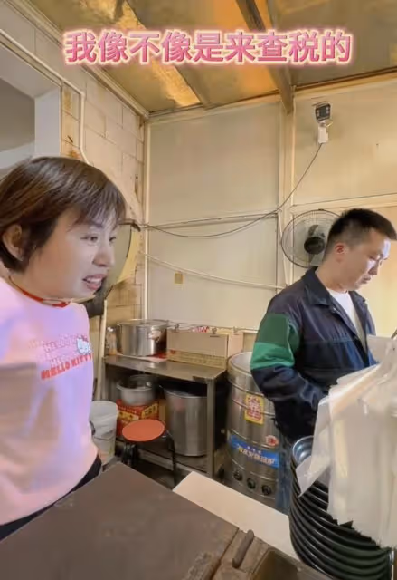 曝新聞聯播主持歐陽夏丹離職,旅遊現身簡陋麵館,採訪老闆遭無視