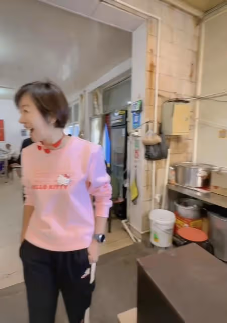 曝新聞聯播主持歐陽夏丹離職,旅遊現身簡陋麵館,採訪老闆遭無視