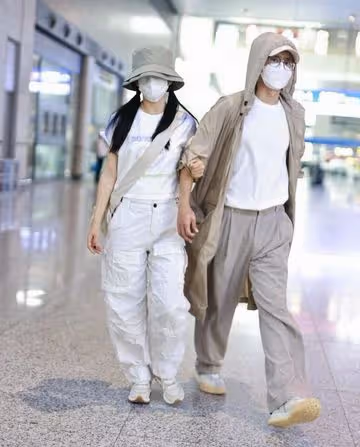 謝娜助理直接打翻偷拍者手機,被網友指責太過傲慢,比謝娜的人品還要差