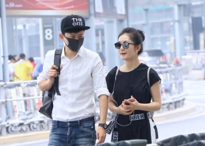 謝娜助理直接打翻偷拍者手機,被網友指責太過傲慢,比謝娜的人品還要差
