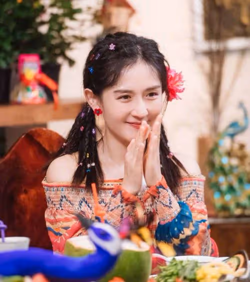 謝娜助理直接打翻偷拍者手機，被網友指責太過傲慢，比謝娜的人品還要差