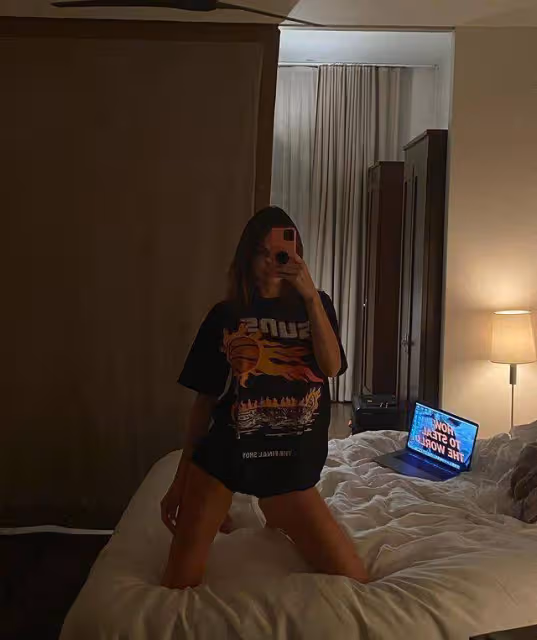 超模肯豆穿亮面瑜伽褲，美腿更耀眼，和NBA布克熱戀也要睡足8小時