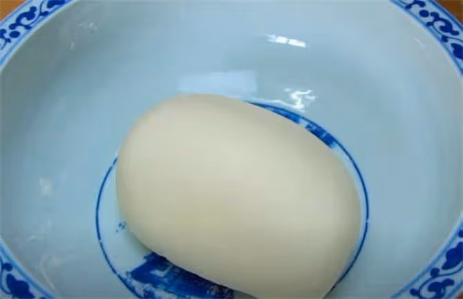 擀麵皮，鬆軟透亮又筋道，比涼皮簡單還受歡迎，張張噴香吃不夠