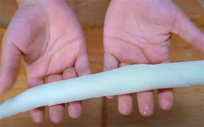 擀麵皮，鬆軟透亮又筋道，比涼皮簡單還受歡迎，張張噴香吃不夠