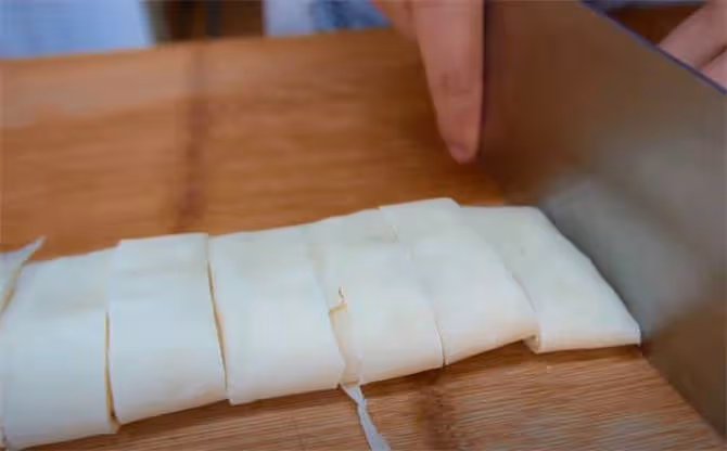 擀麵皮，鬆軟透亮又筋道，比涼皮簡單還受歡迎，張張噴香吃不夠