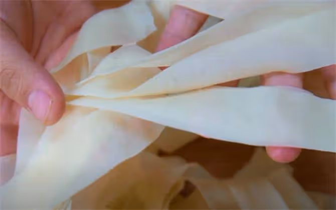 擀麵皮，鬆軟透亮又筋道，比涼皮簡單還受歡迎，張張噴香吃不夠
