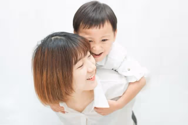 我摔傷腿，兒媳接我去城裡養病，飯桌上孫子童言無忌，我選擇回村