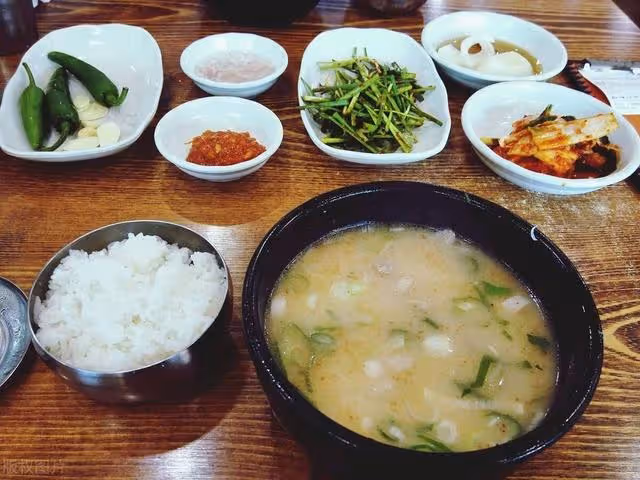 我摔傷腿，兒媳接我去城裡養病，飯桌上孫子童言無忌，我選擇回村