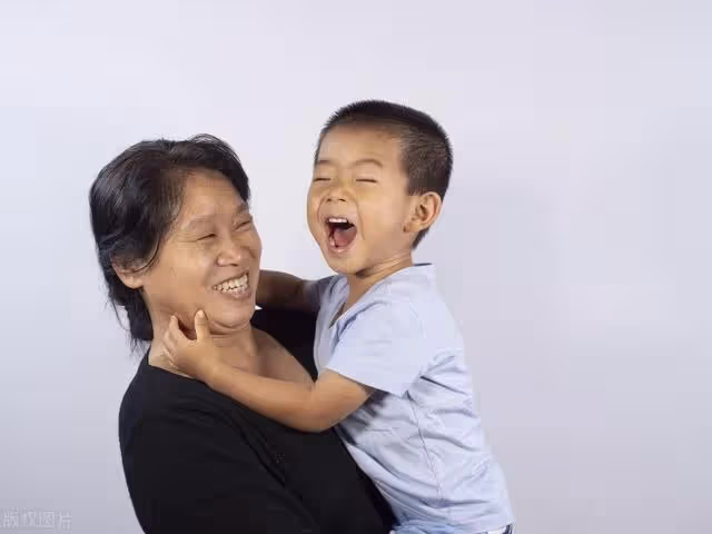 我摔傷腿，兒媳接我去城裡養病，飯桌上孫子童言無忌，我選擇回村