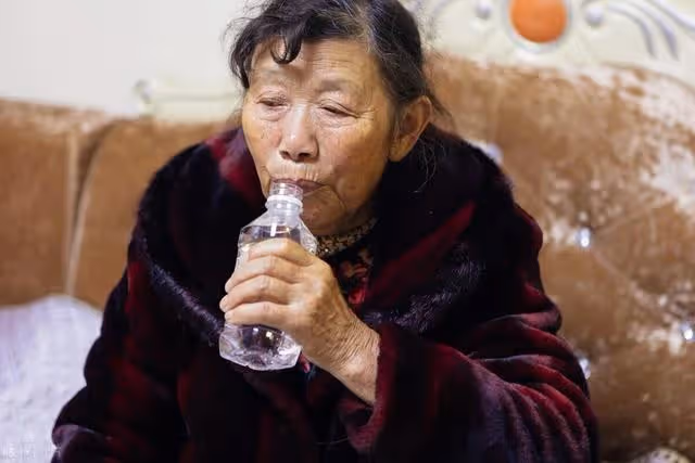 我摔傷腿，兒媳接我去城裡養病，飯桌上孫子童言無忌，我選擇回村