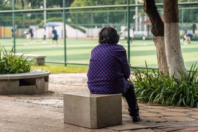 退休5年，女兒接我養老，條件是養老金還房貸，生活費自己掙