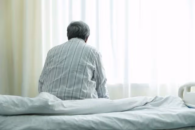退休金7000給兒子，存款50萬給兒子，房也給兒子，現在卻無路可走