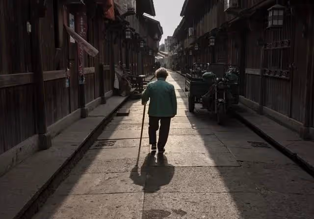退休金7000給兒子，存款50萬給兒子，房也給兒子，現在卻無路可走