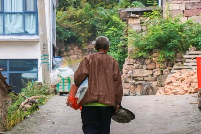 退休金7000給兒子，存款50萬給兒子，房也給兒子，現在卻無路可走