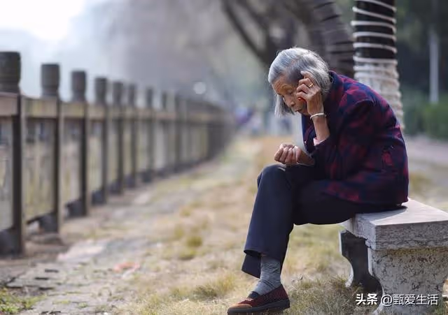我搬回老家養老，一段時間後才明白：父母不在了，兄妹之間叫親戚