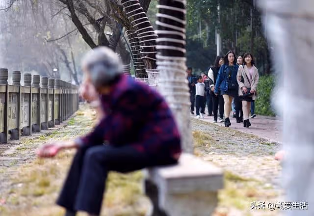 我搬回老家養老，一段時間後才明白：父母不在了，兄妹之間叫親戚