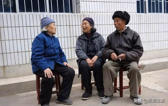 我搬回老家養老，一段時間後才明白：父母不在了，兄妹之間叫親戚