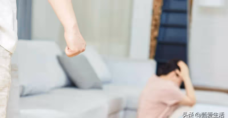 45歲女人出軌被發現，哭求丈夫原諒，男人提出三個要求：各取所需