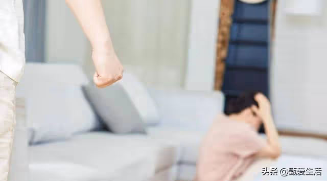 45歲女人出軌被發現，哭求丈夫原諒，男人提出三個要求：各取所需