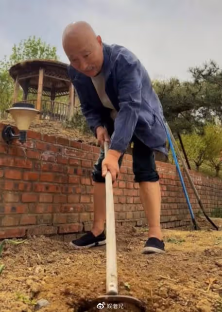 69歲陳佩斯返璞歸真，在北京種地，父慈子孝，晚年生活讓人羨慕！