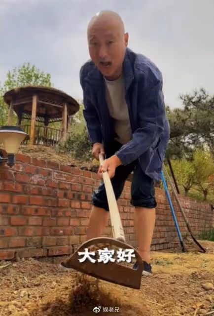 69歲陳佩斯返璞歸真，在北京種地，父慈子孝，晚年生活讓人羨慕！