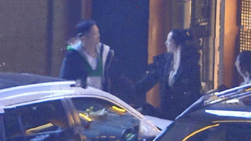 新戀情？董璇和男友人聚餐，結束牽手走出神情嬌羞，擁抱告別顯不舍