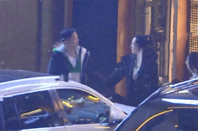 新戀情？董璇和男友人聚餐，結束牽手走出神情嬌羞，擁抱告別顯不舍