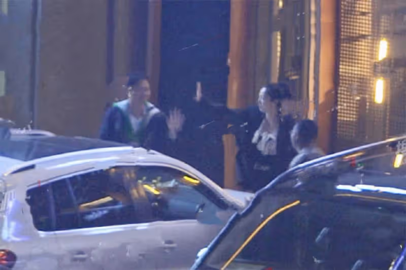 新戀情？董璇和男友人聚餐，結束牽手走出神情嬌羞，擁抱告別顯不舍
