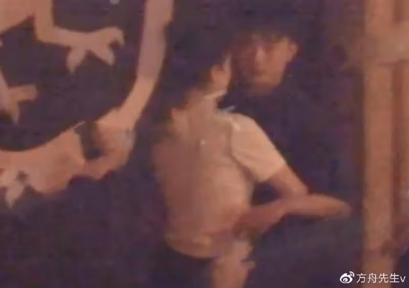 新戀情？董璇和男友人聚餐，結束牽手走出神情嬌羞，擁抱告別顯不舍