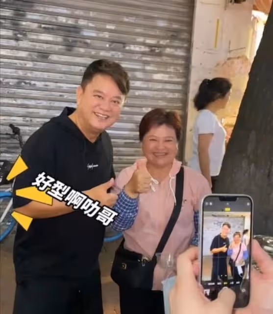 高人氣！資深港星回番禺被粉絲包圍，自曝曾為家鄉建過高爾夫球場