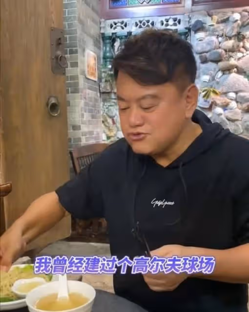 高人氣！資深港星回番禺被粉絲包圍，自曝曾為家鄉建過高爾夫球場