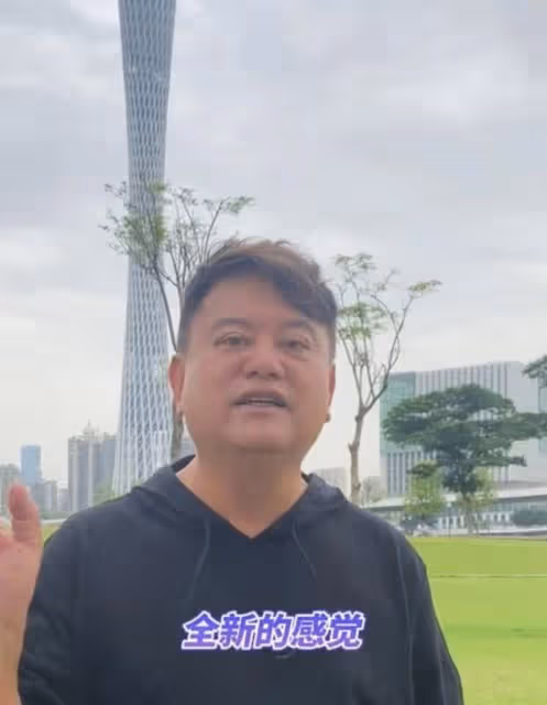 高人氣！資深港星回番禺被粉絲包圍，自曝曾為家鄉建過高爾夫球場