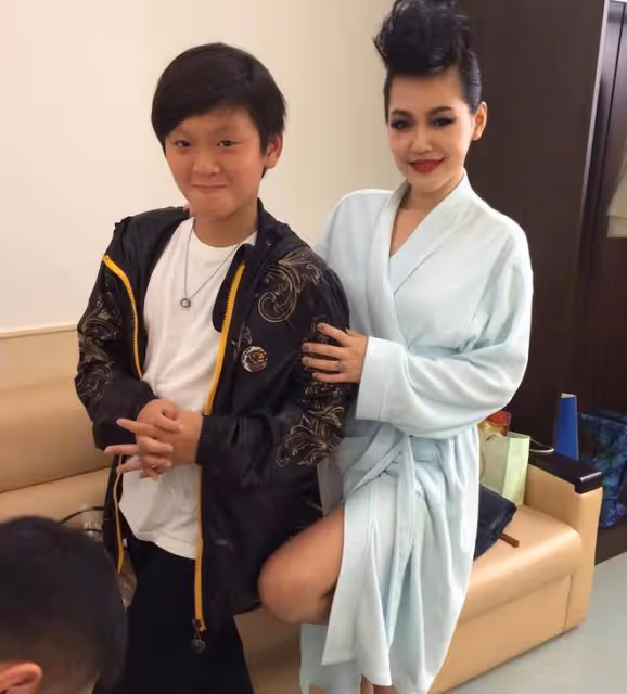 陳寶蓮的遺腹子露面,21歲模樣很像媽媽,邱黎寬親自培養他