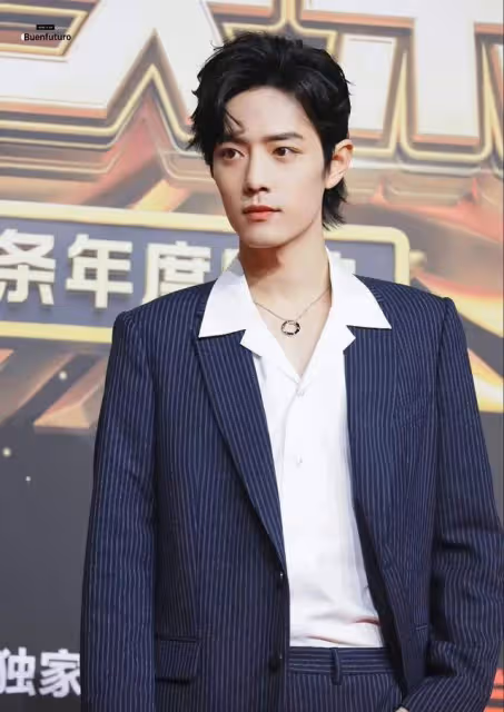 Gucci的紅毯生圖,暴露了肖戰的真實顏值,發腮、癟嘴處處是硬傷