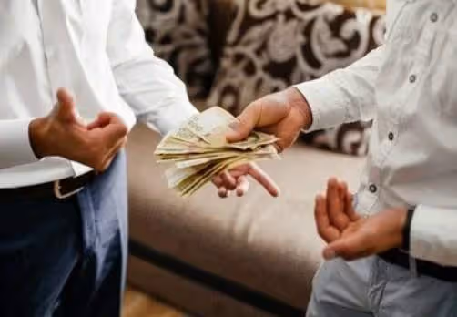 朋友向你借錢時,先不要著急問「借多少」聰明人用2招「輕鬆化解」既不傷感情又能守住錢!