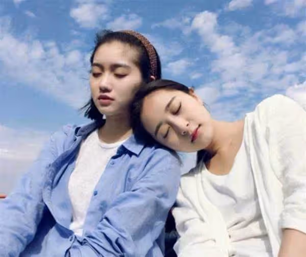 老婆好心收留失婚閨蜜,她卻每晚跟我曖昧,看到她發的「照片」,我求她放過老婆