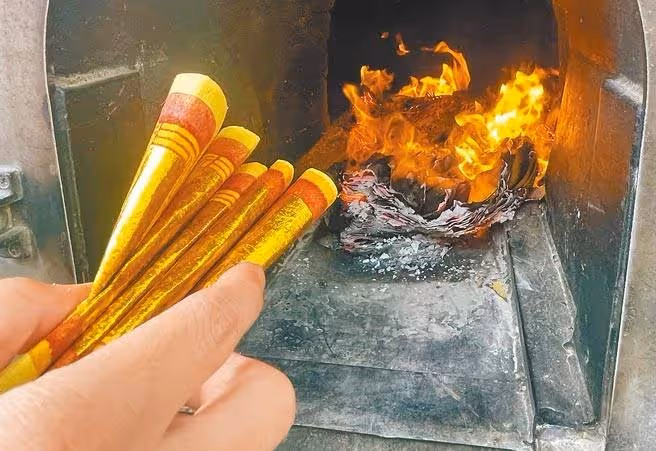 人死後沒人燒紙錢,會在陰間沒錢花嗎?陰間還魂的通靈人,爆出震撼真相!
