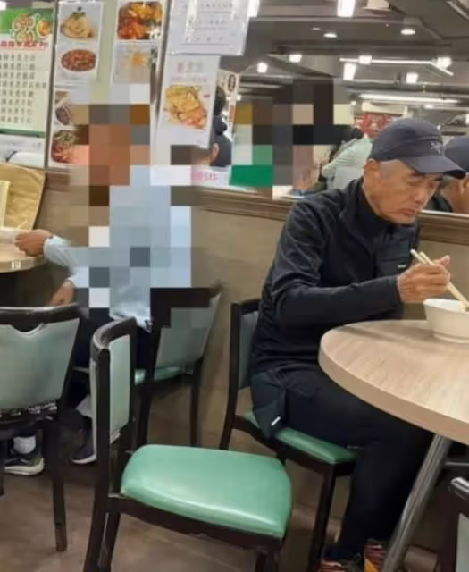位置不夠要併桌!她巧遇「野生周潤發坐同桌」超緊張 上網急問「該跟發哥說什麼」網友神回覆超爆笑