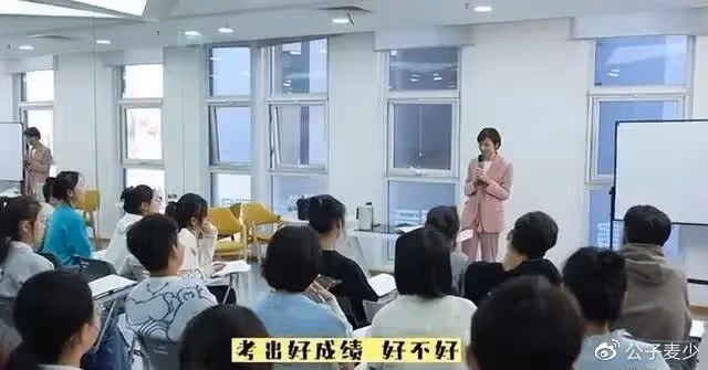 曝央視主持歐陽夏丹已離職!背後原因讓人淚目,46歲至今仍未婚