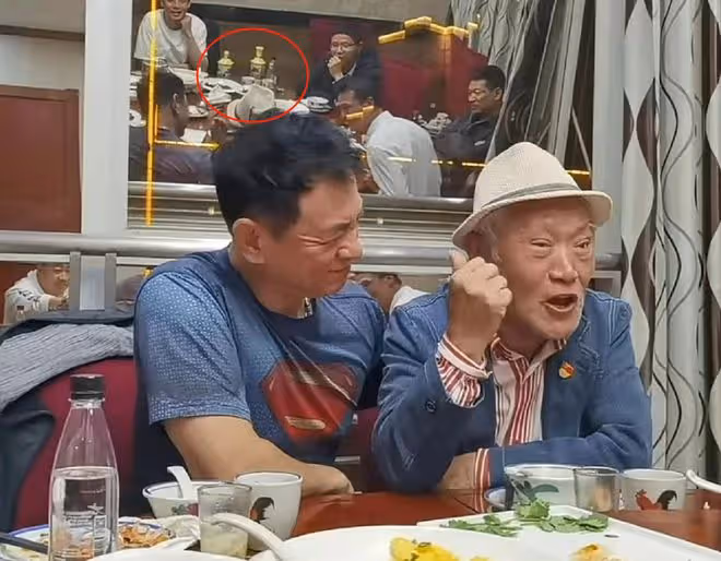 87歲牛犇獨自住養老院,久違與圈中人聚會心情好,喝酒聊天精神足