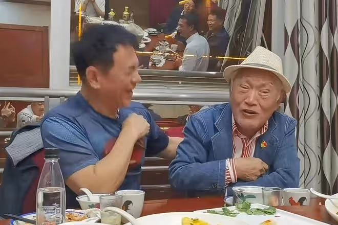 87歲牛犇獨自住養老院,久違與圈中人聚會心情好,喝酒聊天精神足