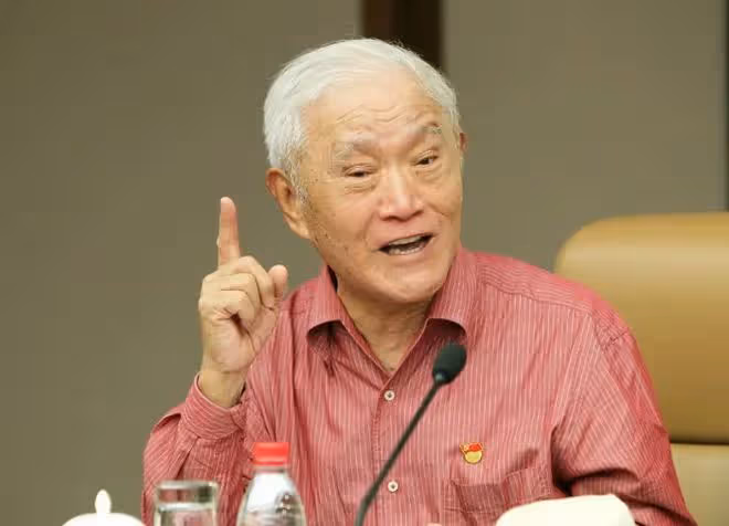 87歲牛犇獨自住養老院,久違與圈中人聚會心情好,喝酒聊天精神足