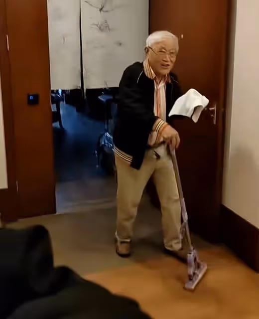 87歲牛犇獨自住養老院,久違與圈中人聚會心情好,喝酒聊天精神足