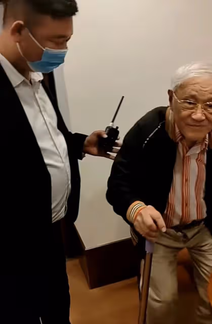 87歲牛犇獨自住養老院,久違與圈中人聚會心情好,喝酒聊天精神足