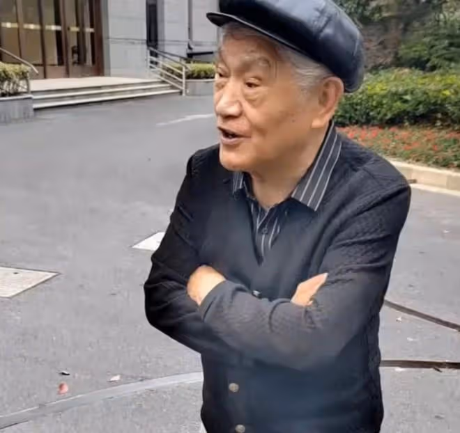 87歲牛犇獨自住養老院,久違與圈中人聚會心情好,喝酒聊天精神足