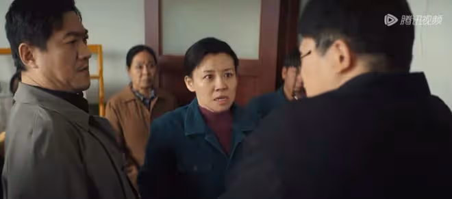《漫長的季節》現實諷刺一幕:滿臉褶子的國企女工,兼職當陪酒女